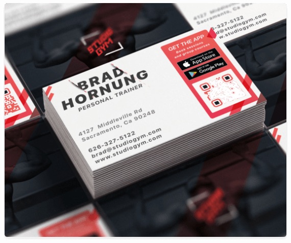 带有二维码的私人教练的名片,该名片可链接到苹果商店和Google Play商店中的健身应用。